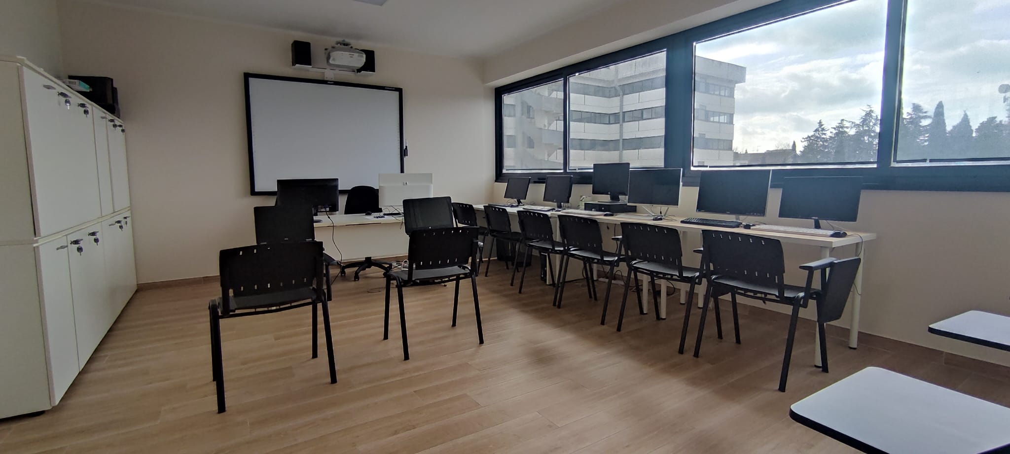 Aula informatica con postazioni computer